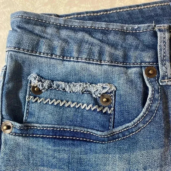 Rue 21 Denim Cutoff Jean Shorts with Cream Lace Crochet Accent‎ Size 9-10 - Picture 4 of 12